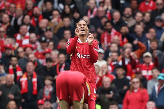 Van Dijk durante o jogo com o West Ham em Anfield