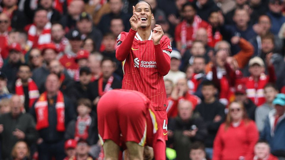Van Dijk durante o jogo com o West Ham em Anfield