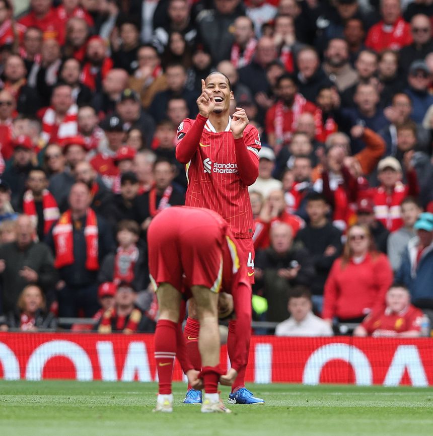 Van Dijk durante o jogo com o West Ham em Anfield