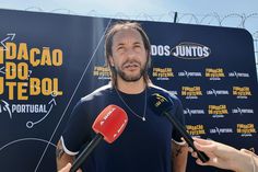 Em jogo com os detidos na Carregueira, Carlos Fernandes deixou as luvas e os elogios