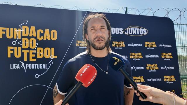 Em jogo com os detidos na Carregueira, Carlos Fernandes deixou as luvas e os elogios