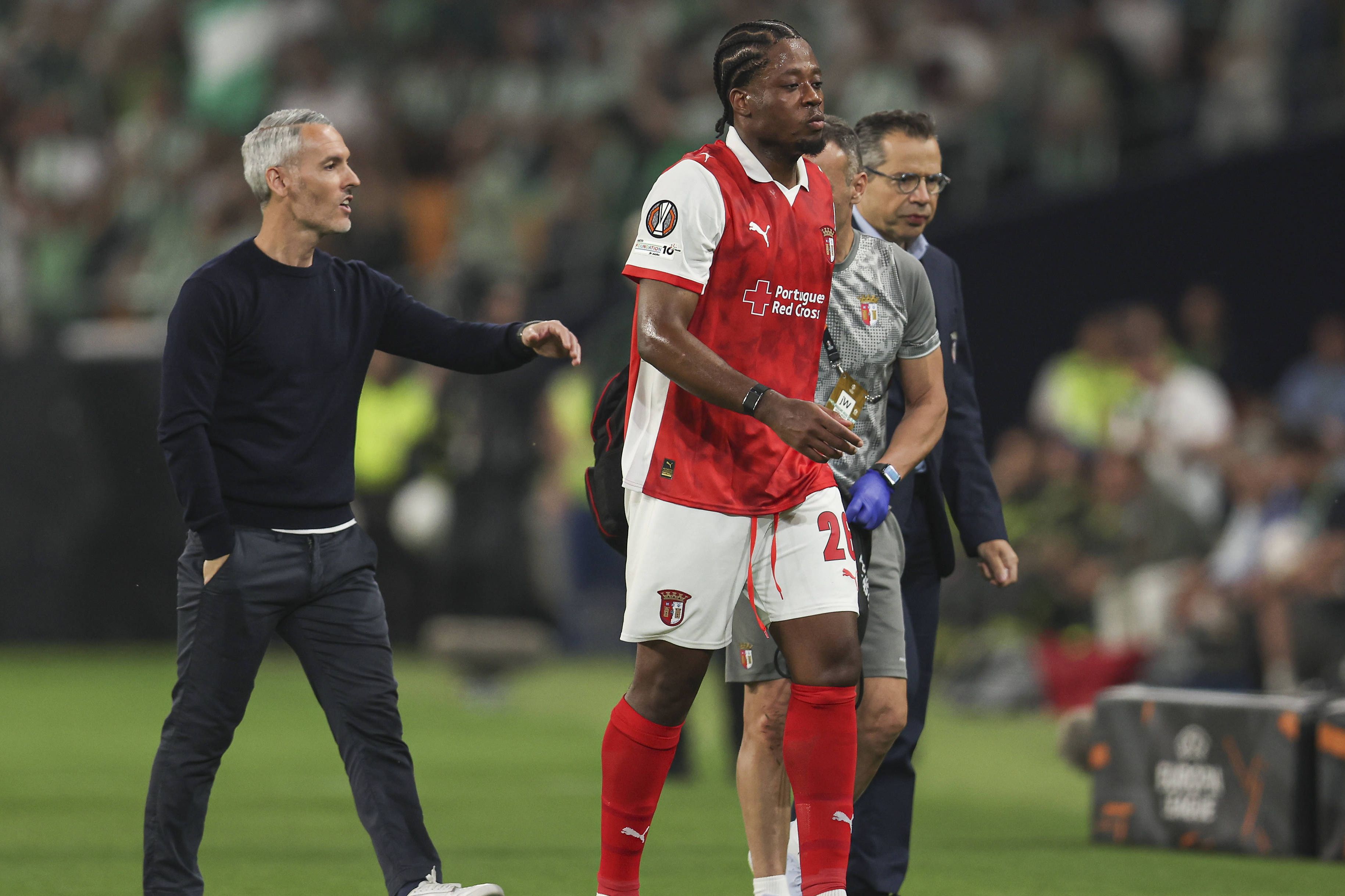 Bright Arrey-Mbi foi substituído logo aos 20 minutos do épico duelo ibérico entre o SC Braga e o Betis