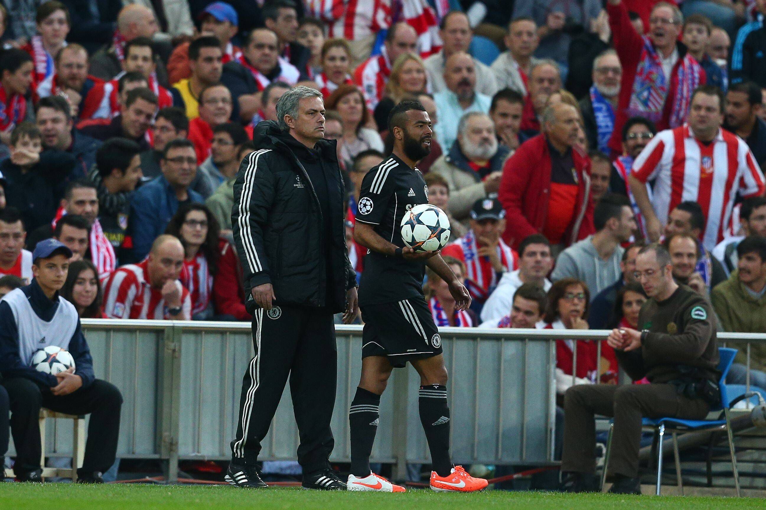 José Mourinho a orientar Ashley Cole no Chelsea