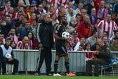 José Mourinho a orientar Ashley Cole no Chelsea