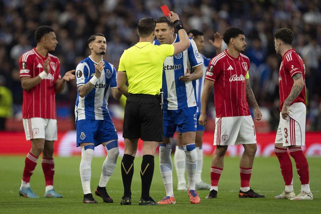 Bednarek foi expulso aos 8' frente ao Nottingham, deixando a equipa com 10 elementos - Foto: Imago