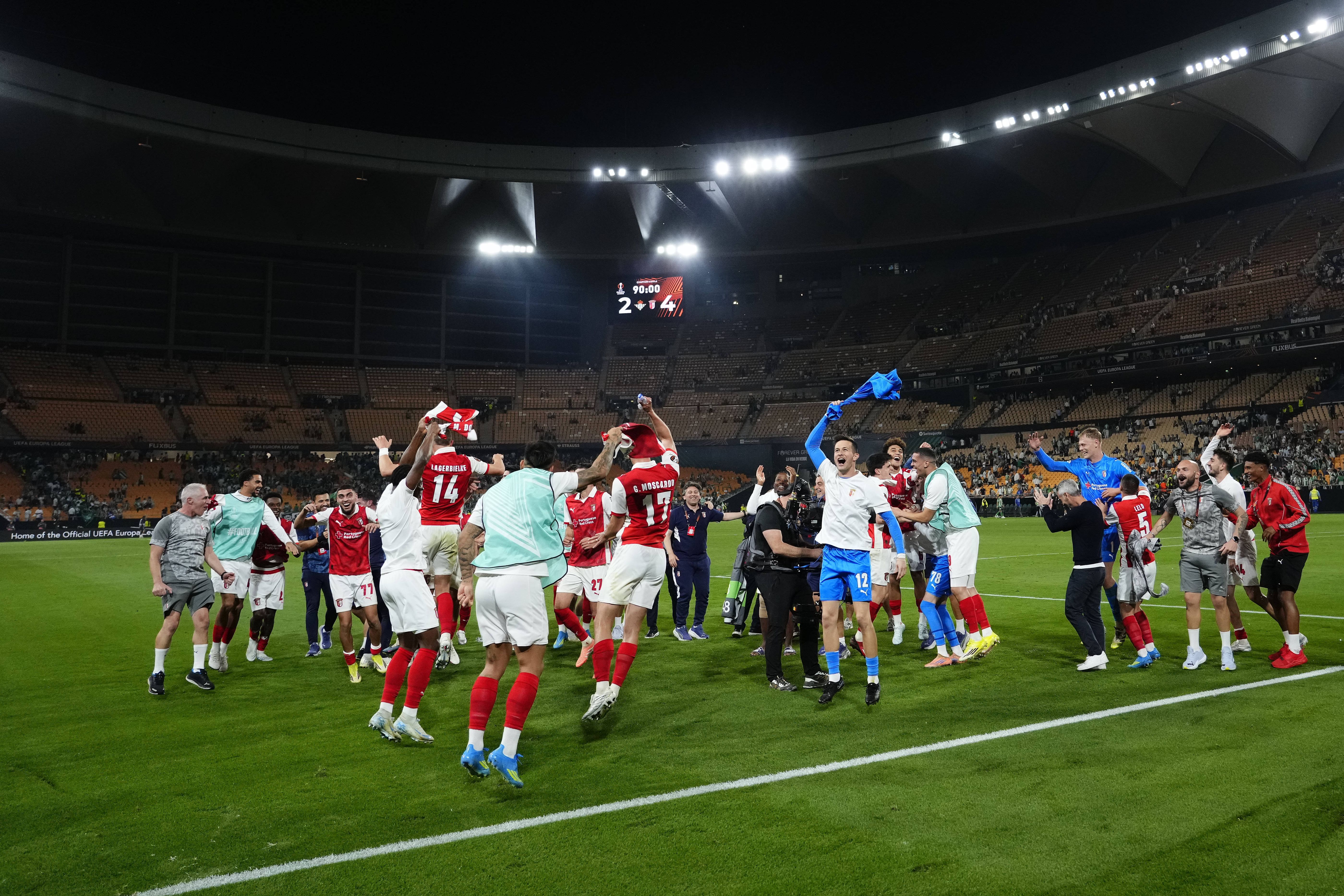Jogadores do SC Braga a fazerem a festa no Estádio La Cartuja do Betis