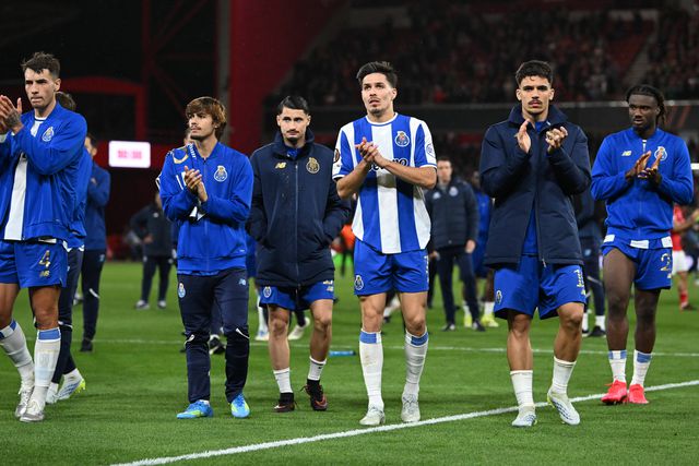 Equipa do FC Porto foi aplaudida pelos seus adeptos em Nottingham — Foto: Imago
