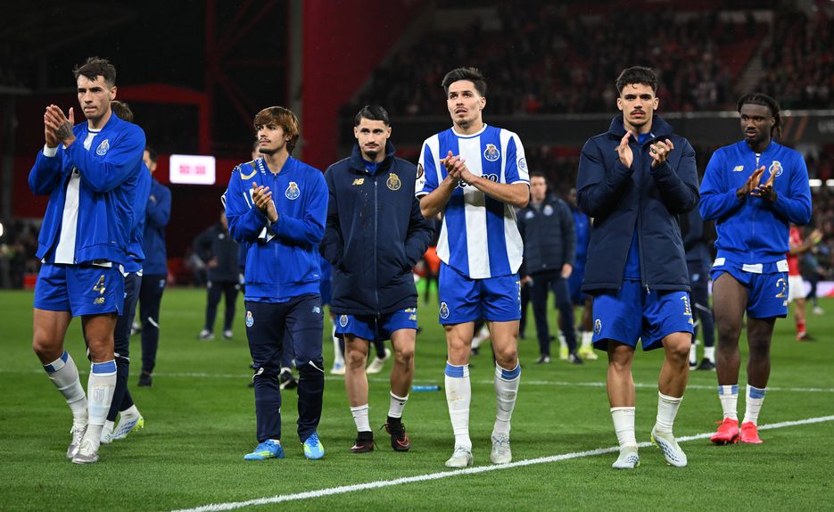 Equipa do FC Porto foi aplaudida pelos seus adeptos em Nottingham — Foto: Imago