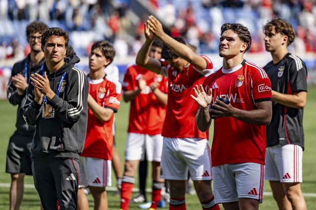 Jogadores do Benfica agradecem o apoio aos adeptos em Lausanne - Foto: IMAGO