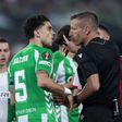 Marc Bartra, capitão do Betis, a falar com o árbitro