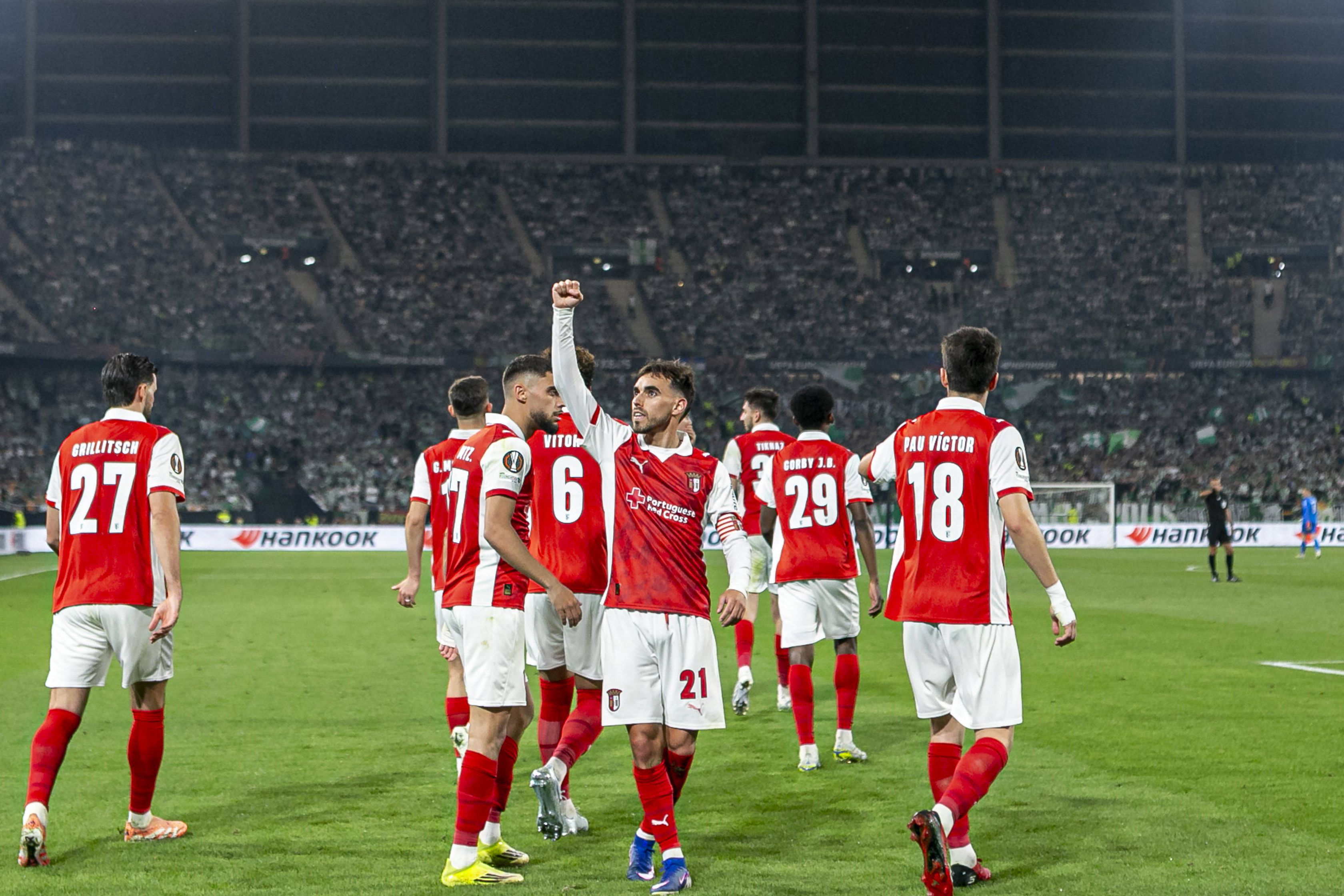 Festa minhota em pleno Olímpico de Sevilha, onde foi selada a qualificação para as meias-finais