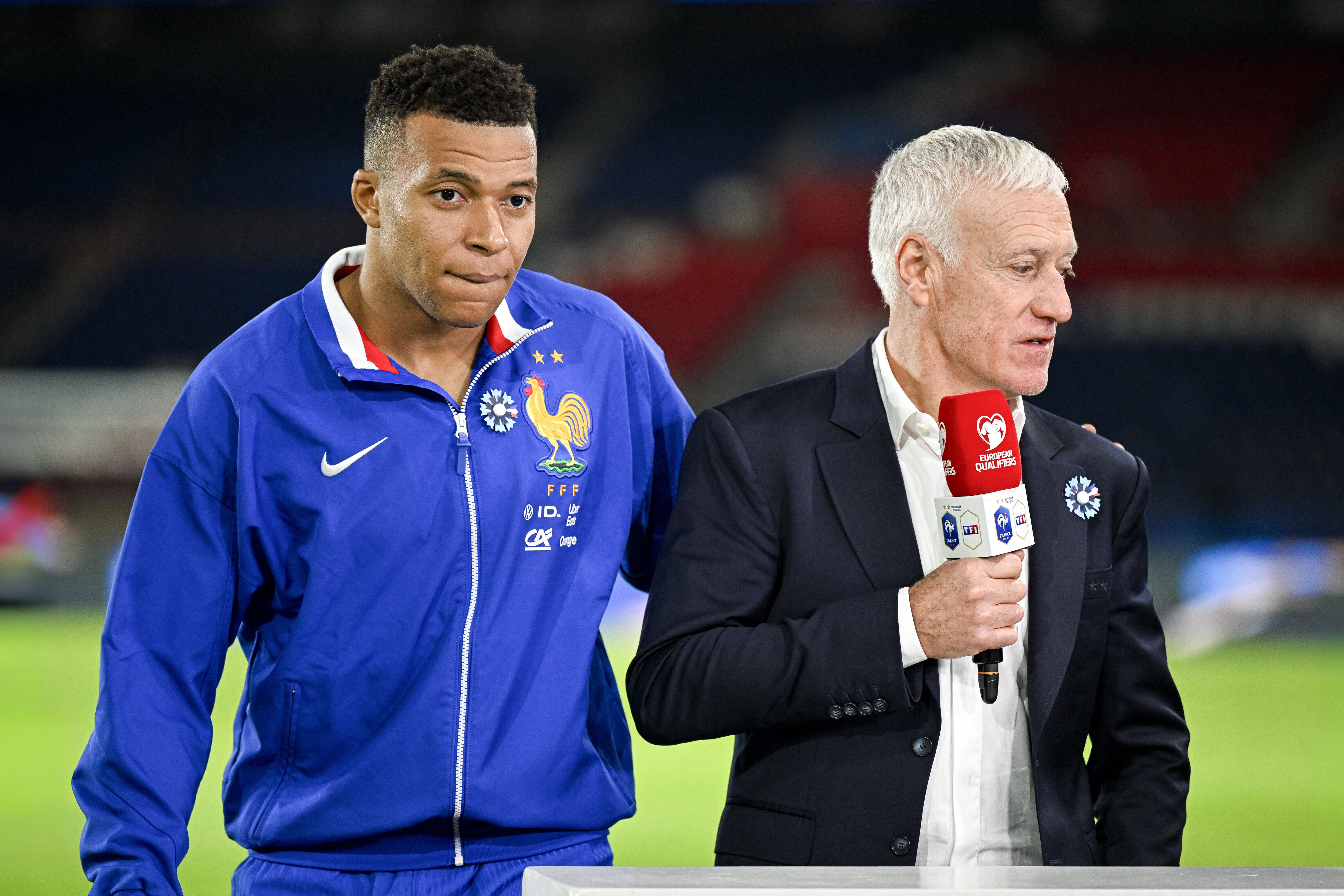 Capitão Kylian Mbappé ao lado do seu selecionador, Didier Deschamps, de França