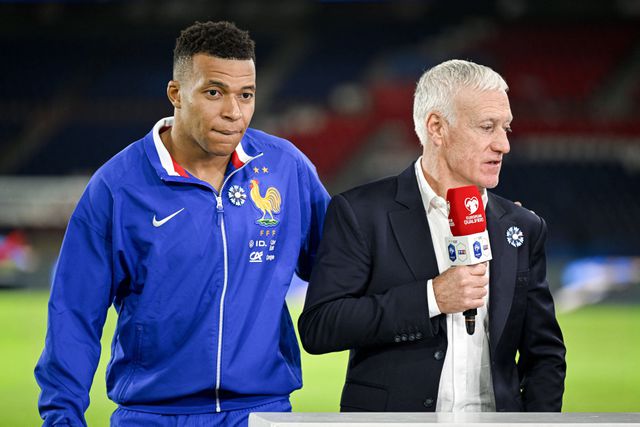 Capitão Kylian Mbappé ao lado do seu selecionador, Didier Deschamps, de França