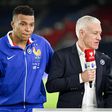 Capitão Kylian Mbappé ao lado do seu selecionador, Didier Deschamps, de França