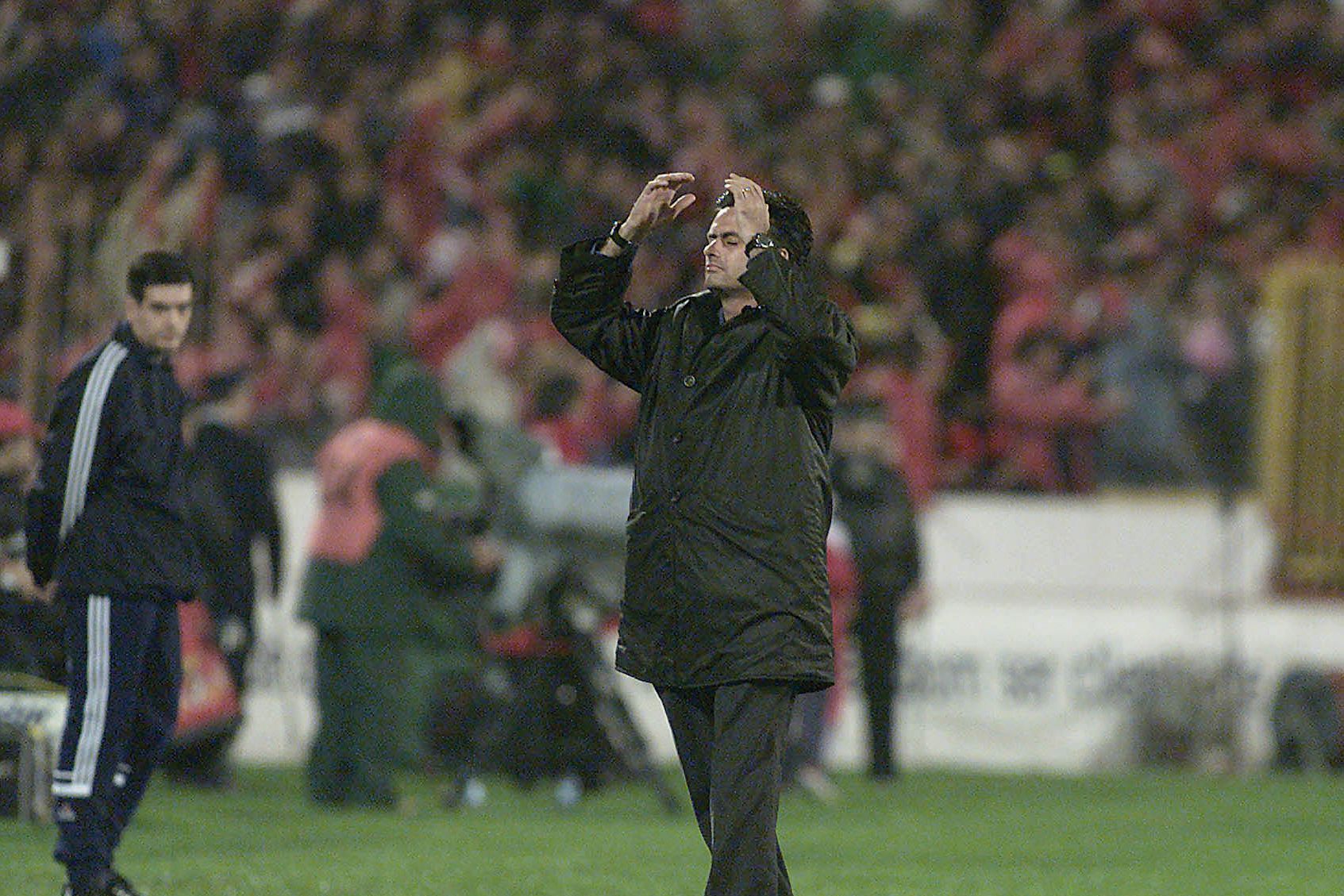 Reação de José Mourinho no primeiro dérbi com o Sporting em dezembro de 2000 — Foto: A BOLA