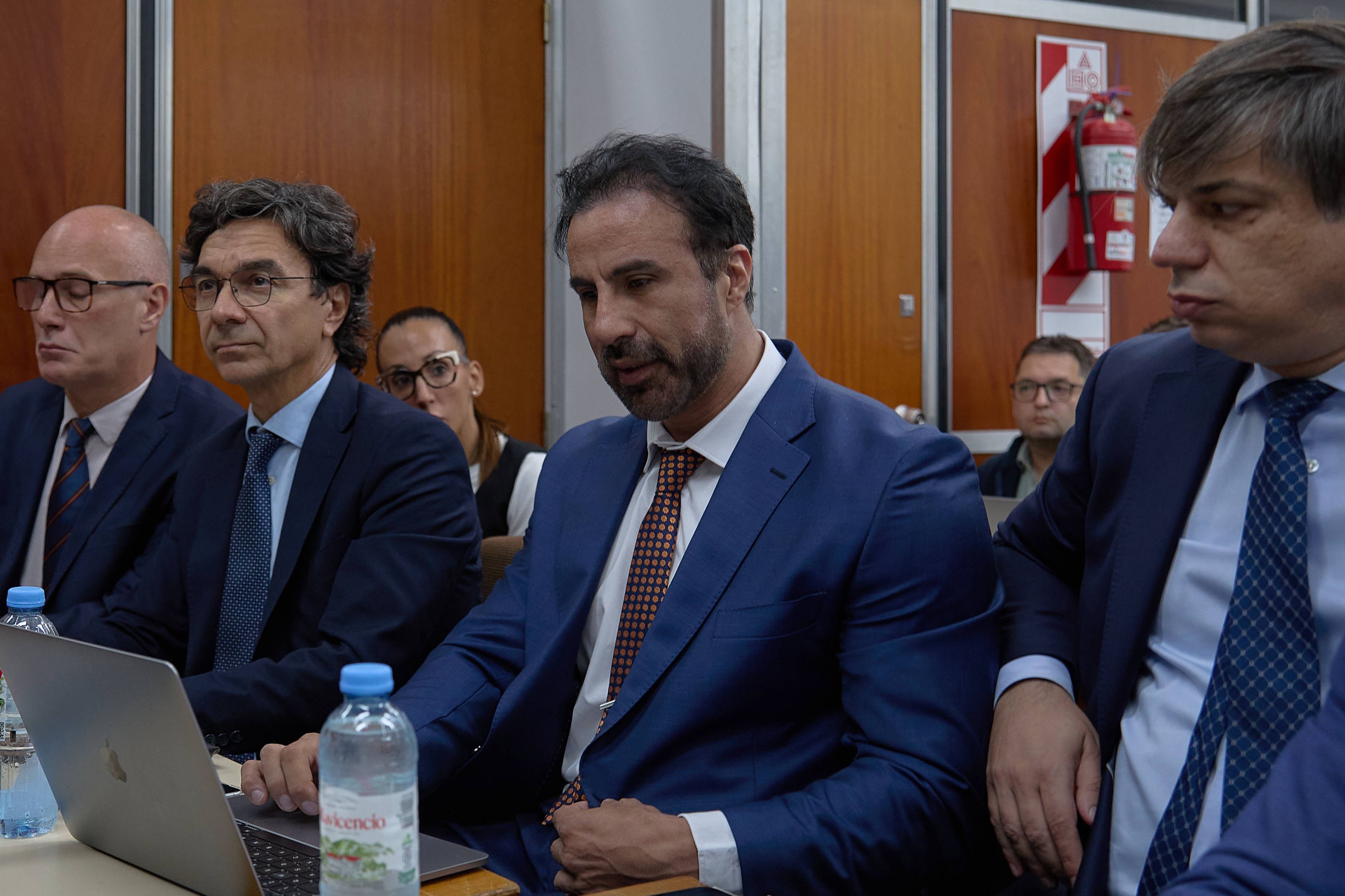 Leopoldo Luque, ao centro, está acusado da morte de Maradona