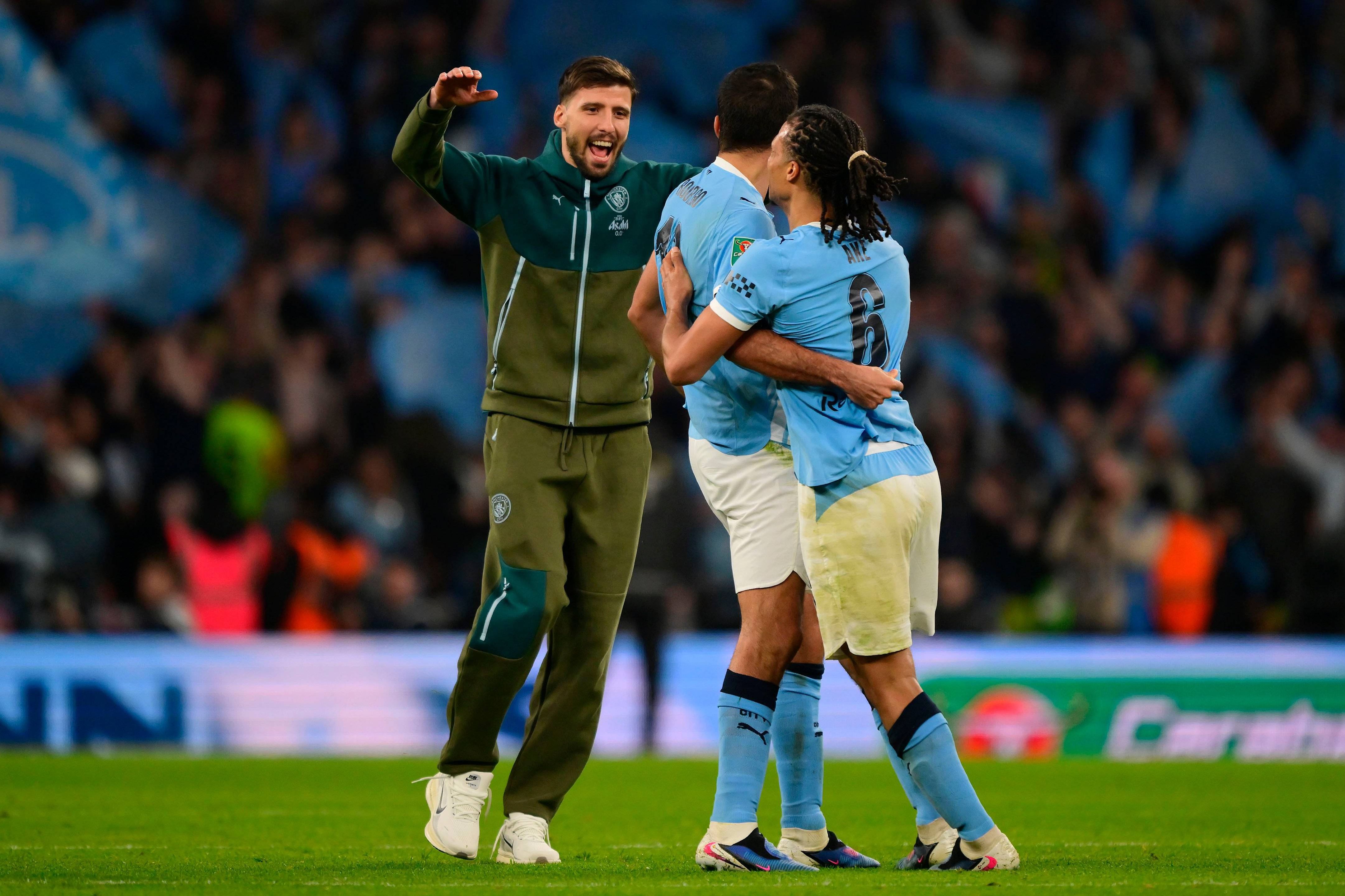Rúben Dias, lesionado, a festejar a conquista da Taça da Liga pelo Man. City
