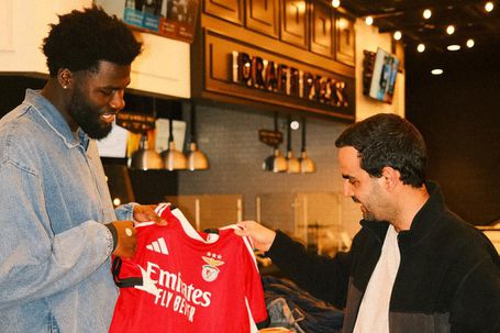 Neemias Queta e André Costa  em Boston           Fotografia Hoopers/Eyeofbrii