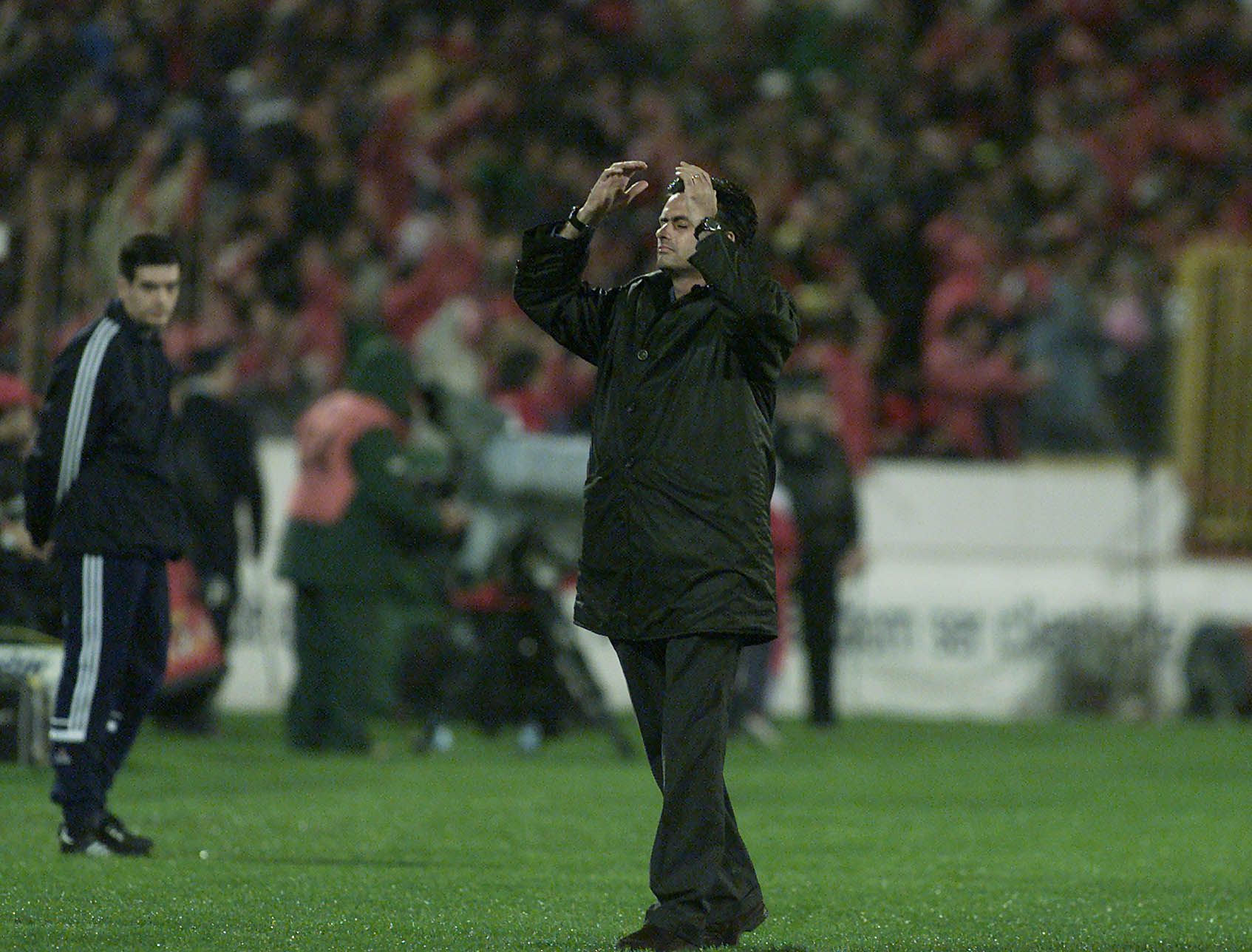 3/12/2000 - José Mourinho no Benfica-Sporting (3-0), Liga - Foto: A BOLA