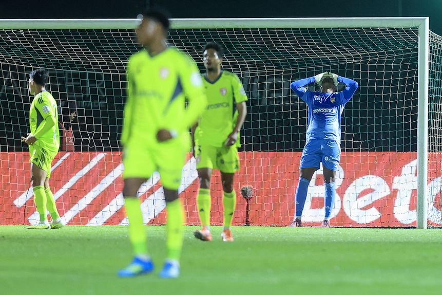 Adriel nem queria acreditar no lance que protagonizou frente ao Rio Ave - Foto: JOSÉ COELHO/LUSA