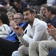 Novak Djokovic, lesionado, a assistir a um jogo da Euroliga