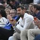 Novak Djokovic, lesionado, a assistir a um jogo da Euroliga