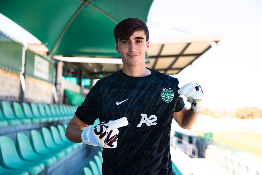 Afonso Redondo na assinatura de contrato - Foto: Sporting