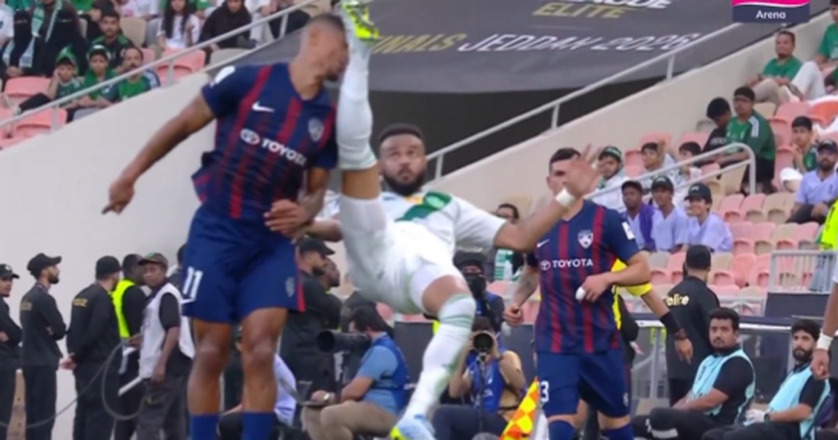 VÍDEO: pontapé na cabeça deixa jogador inconsciente, colega agride paramédico