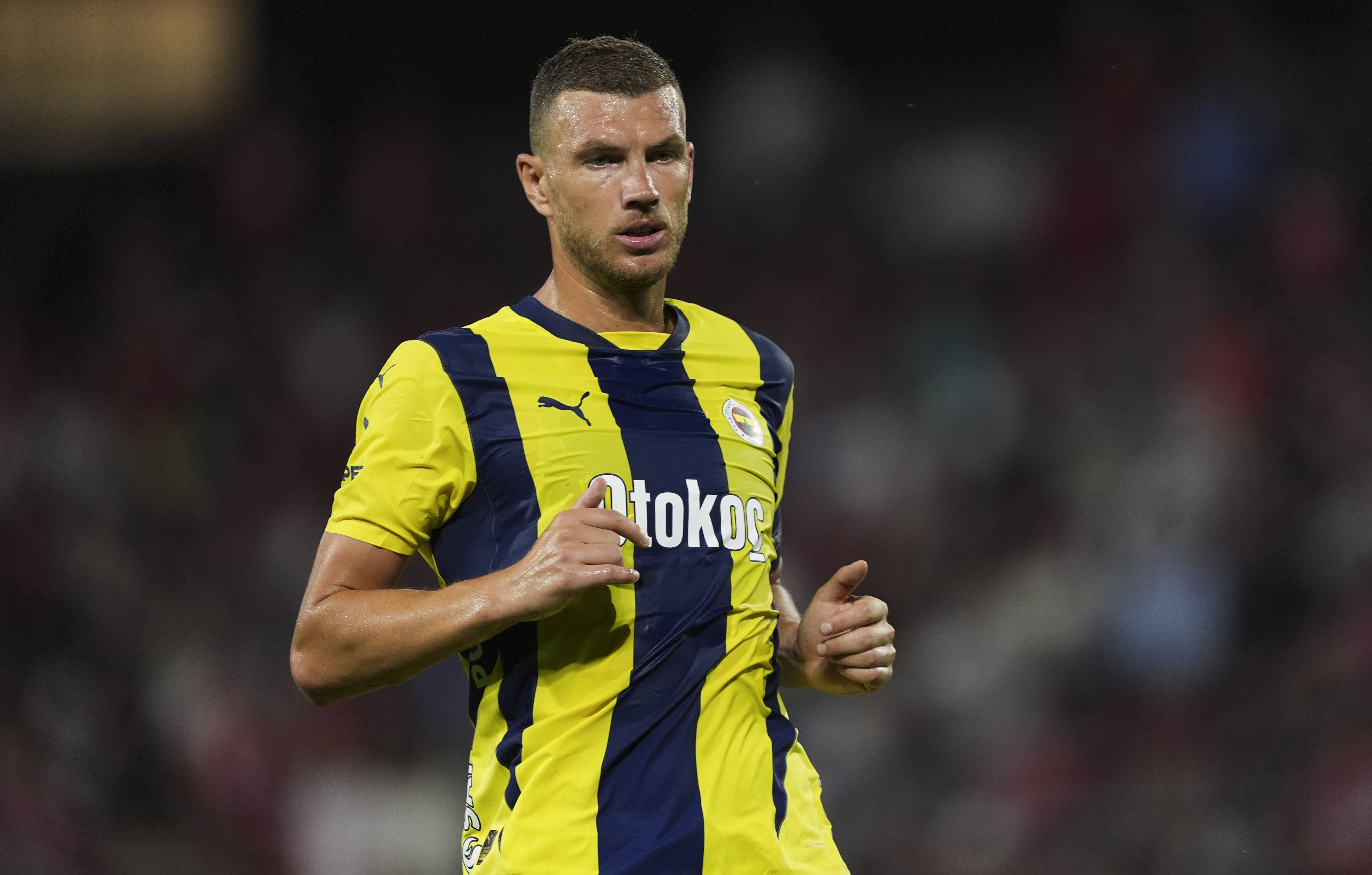 160 - Edin Dzeko (Zeljezničar, Teplice, Wolfsburgo, Manchester City, Roma, Inter, Fenerbahçe e Fiorentina)