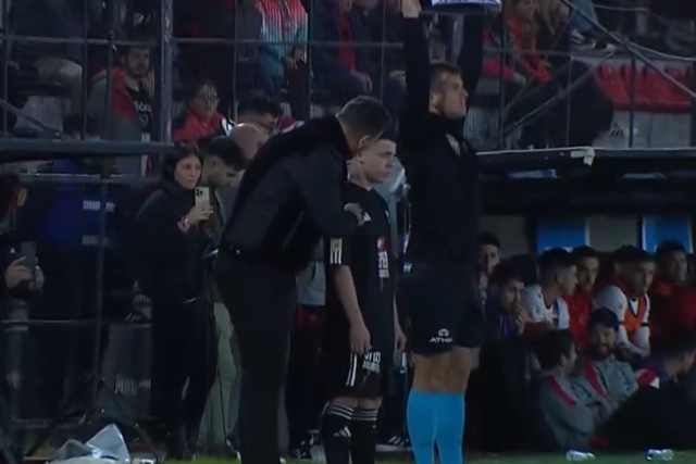 Estreia-se no futebol argentino aos 14 anos e bate recorde de Aguero (vídeo)