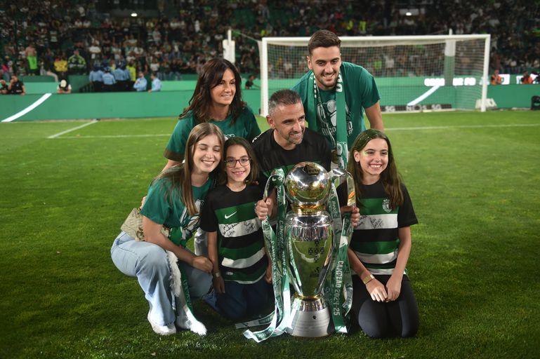 Sporting, campeão nacional 2024/25: Rui Borges com a família (foto: Miguel Nunes)