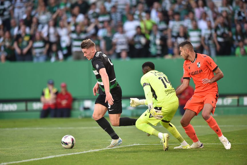 Varela e Borevkovic a impedir o golo de Gyokeres, em cima do intervalo