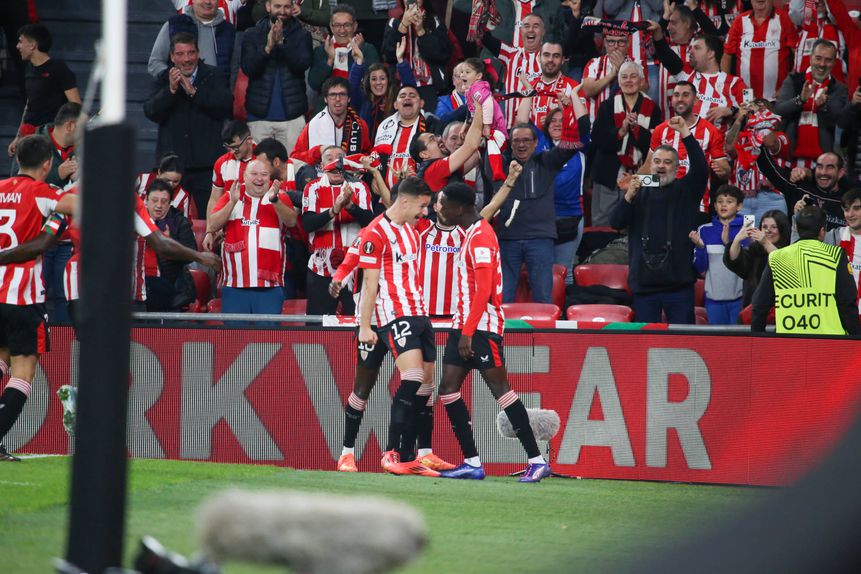 Jogadores do Athletic festejam com os adeptos