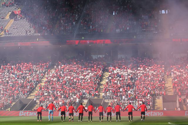 SC Braga-Benfica: Jogadores do Benfica saúdam adeptos. Foto Kapta +
