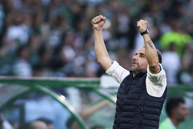 Rui Borges a celebrar vitória com os adeptos