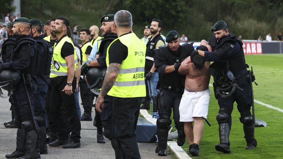 Adepto do Boavista excedeu-se nos protestos, desafiou a autoridade e acabou por ser detido (Foto: Paulo Novais/LUSA)