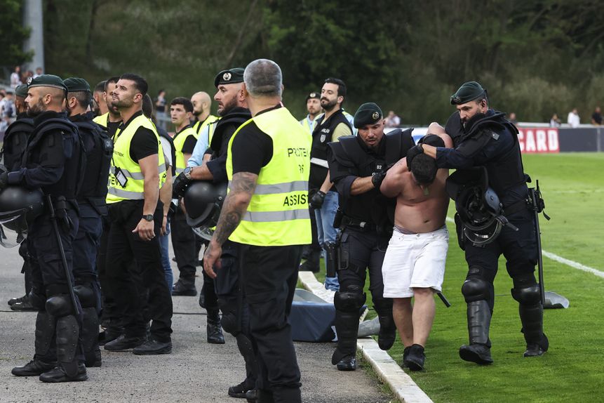 Adepto do Boavista excedeu-se nos protestos, desafiou a autoridade e acabou por ser detido (Foto: Paulo Novais/LUSA)