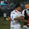 VÍDEO: expulsos por agressão saem de campo... abraçados