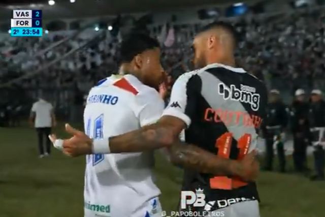 VÍDEO: expulsos por agressão saem de campo... abraçados