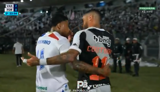 VÍDEO: expulsos por agressão saem de campo... abraçados