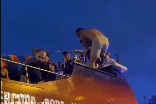 Iñigo Martínez cai durante parada do Barcelona pela cidade