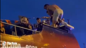 Jogador do Barcelona cai durante o desfile da vitória