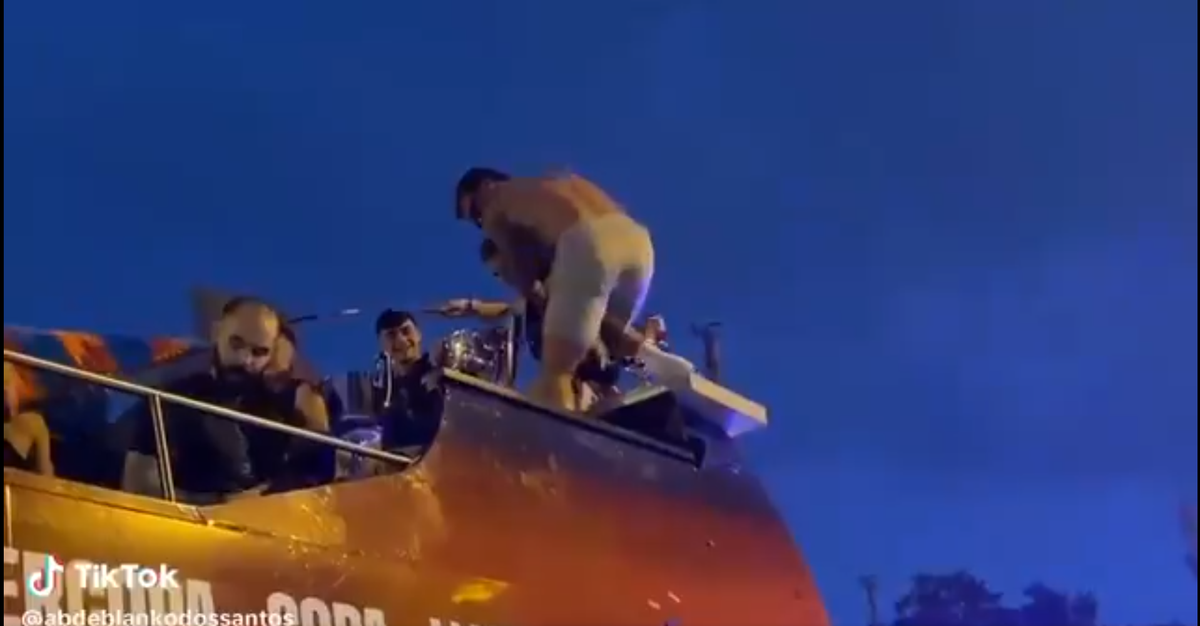 Jogador do Barcelona cai durante o desfile da vitória