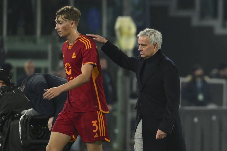 Huijsen e Mourinho em janeiro de 2024