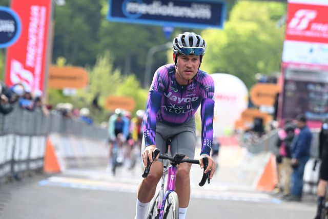 Ulissi rouba a camisola rosa a Roglic na primeira vez de Plapp