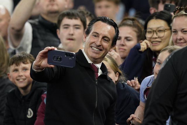 Unai Emery com os adeptos do Aston Villa