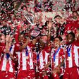 Jogadores do Olympiakos a levantarem o troféu da Taça de Grécia
