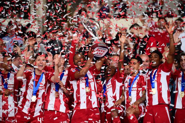 Jogadores do Olympiakos a levantarem o troféu da Taça de Grécia
