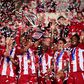Jogadores do Olympiakos a levantarem o troféu da Taça de Grécia