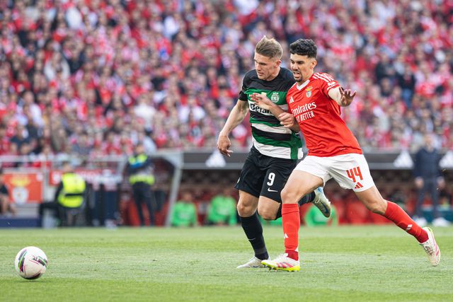 Gyokeres com Tomás Araújo no dérbi